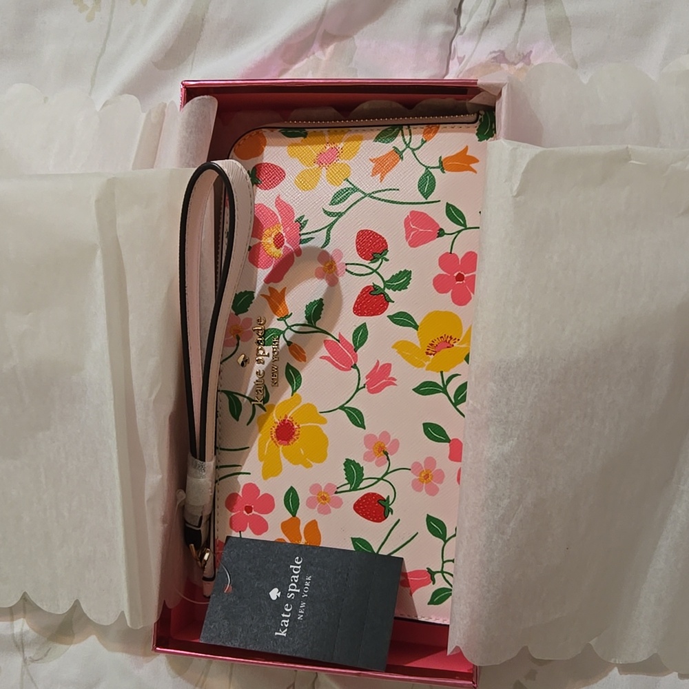 Kate Spade New York NWT Strawberry Garden Print L-Zip Wristlet with Gift Box - Picture 5 of 7